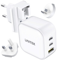 Biała ładowarka sieciowa Unitek GaN 66W z trzema portami USB-C i USB-A, prezentowana z trzema wymiennymi wtyczkami zasilającymi w różnych standardach.