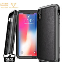 Czarne etui X-Doria Defense Lux do iPhone XR z wykończeniem ze skóry, widoczne z przodu i z boku, z informacją o odporności na upadki z 3 metrów.