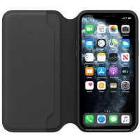 Czarne skórzane etui folio Apple do iPhone 11 Pro otwarte na płasko, ukazujące wnętrze pokrowca oraz ekran telefonu z ikonami aplikacji systemu iOS.