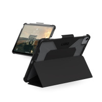 Czarne etui UAG Plyo do iPad Pro 11 i iPad Air z podstawką ustawioną w pozycji poziomej, ukazujące tył obudowy z wycięciem na aparat oraz ekran tabletu.
