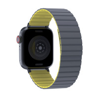 Pasek JCPAL FlexForm do Apple Watch 44/45/49 mm w kolorze szaro-żółtym, widok od wewnętrznej strony z logo JCPAL na zapięciu oraz czarną kopertą zegarka.