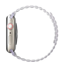 Dwustronny pasek UNIQ Revix w kolorze liliowo-białym zamocowany do srebrnego Apple Watch z widoczną cyfrową koronką Digital Crown oraz przyciskiem bocznym.