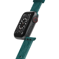 Pasek LifeProof Eco Friendly Trident w kolorze morskim do Apple Watch 44-49 mm, widoczny z boku na czarnym zegarku z cyfrową tarczą i czerwoną koroną.