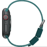 Widok z boku na Apple Watch w ciemnej kopercie z założonym turkusowym paskiem LifeProof Eco Friendly Trident, prezentujący zapięcie i profil urządzenia.