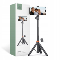 Czarny selfie stick Tech-Protect L03S z rozkładanym statywem i bezprzewodowym pilotem, podtrzymujący smartfon z wyświetlonym zdjęciem rodziny na tle morza.