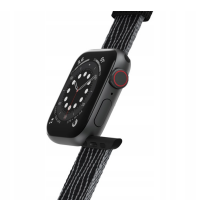 Czarny pasek LifeProof Eco Friendly do Apple Watch 44-49 mm z widocznym zapięciem, zamocowany do koperty zegarka z czerwoną cyfrową koronką Digital Crown.