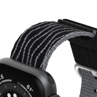 Czarny pasek LifeProof Eco Friendly do Apple Watch z widocznym mocowaniem do koperty zegarka oraz fragmentem tarczy z cyfrowymi oznaczeniami temperatury.