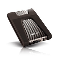 Czarny dysk zewnętrzny ADATA HD650 z teksturowanym wykończeniem typu carbon, widoczny pod kątem z wyeksponowanym portem USB na dolnej krawędzi obudowy.