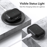 Czarne etui ESR do AirPods Pro 1/2 gen. na ładowarce indukcyjnej oraz podłączone kablem, z widoczną zieloną diodą statusu ładowania na obu urządzeniach.