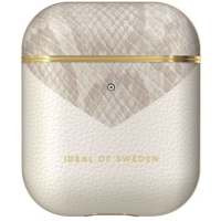Etui iDeal of Sweden Atelier Pearl Python do AirPods 2 z perłowym wzorem skóry węża i złotym logo na dole, widok na przednią część z wycięciem na diodę.
