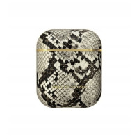 Etui iDeal of Sweden Atelier Desert Python do AirPods 2 z eleganckim wzorem wężowej skóry, złotym wykończeniem krawędzi i logo marki na froncie.