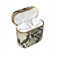 Etui do AirPods 2 iDeal of Sweden Atelier Desert Python z motywem wężowej skóry, otwarte, z widocznymi białymi słuchawkami Apple wewnątrz i złotym logo.