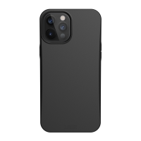 Czarne etui UAG Outback Bio do iPhone 12 Pro Max z widocznym wycięciem na wyspę aparatów, trzema obiektywami, lampą błyskową oraz wytłoczonym logo UAG.
