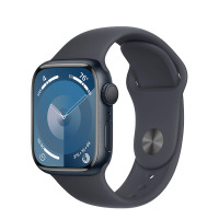 Apple Watch Series 9 41mm w kolorze północy z dopasowanym paskiem sportowym, widok z profilu prezentujący kopertę, cyfrową koronkę oraz tarczę z danymi.