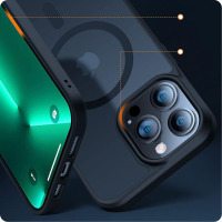 Czarne etui Tech-Protect Magmat z wbudowanym pierścieniem MagSafe nałożone na iPhone 15, ukazujące precyzyjne wycięcia na porty oraz ochronę wyspy aparatów.