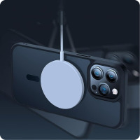 Czarne etui Tech-Protect Magmat na iPhone 15 Pro z widoczną magnetyczną ładowarką MagSafe przyczepioną do plecków oraz potrójnym aparatem fotograficznym.