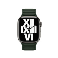 Zielony pasek Apple z karbowanej skóry do Apple Watch, zapięty na zegarku z tarczą typu California, na której widoczne są cyfry rzymskie XII, IX, III oraz VI.