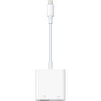 Biały adapter Apple Lightning do USB 3 Aparatu z wtykiem Lightning, przewodem oraz portami USB-A i Lightning na dolnej krawędzi obudowy z ikonami aparatu.
