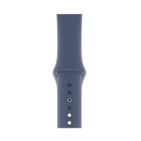 Silikonowy pasek Apple w kolorze nordycki błękit do Apple Watch 44/45/49mm, prezentujący detale zapięcia typu pin-and-tuck oraz otwory regulacyjne.
