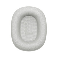 Srebrna poduszka nauszna Apple do słuchawek AirPods Max z widoczną wewnątrz siateczkową strukturą oraz wyraźnie nadrukowaną literą L oznaczającą lewą stronę.