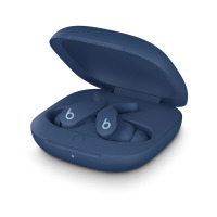 Niebieskie słuchawki Beats Fit Pro w otwartym etui ładującym z widocznym logotypem marki na każdej ze słuchawek oraz diodą stanu na przednim panelu.