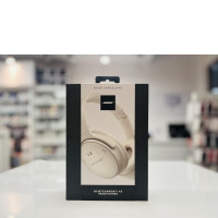 Pudełko słuchawek bezprzewodowych Bose QuietComfort 45 w kolorze białym z nadrukowaną nazwą modelu oraz logo producenta na froncie opakowania.