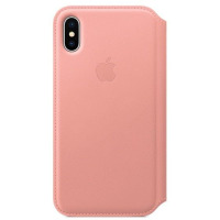 Różowe skórzane etui Apple Leather Folio do iPhone Xs z widocznym logo Apple na środku oraz wycięciem na tylny podwójny aparat w lewym górnym rogu.