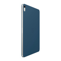 Etui Apple Smart Folio w kolorze morskim do iPad Air 5, widok z profilu na tył urządzenia z wycięciem na aparat oraz wytłoczonym logo Apple.