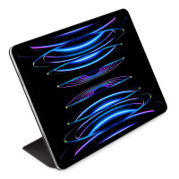 Czarne etui Apple Smart Folio na iPadzie Pro 12,9 cala ustawionym w pozycji podstawki, ukazujące smukły profil urządzenia z widocznymi głośnikami i portem.
