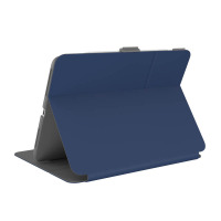 Granatowe etui Speck Balance Folio do iPad 11 2022-18 ustawione w pozycji podstawki, widoczne od tyłu z szarym zapięciem zabezpieczającym urządzenie.