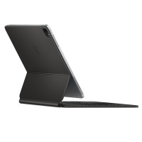 Czarna klawiatura Apple Magic Keyboard do iPada Pro 11 cali w widoku z tyłu, ukazująca magnetyczne mocowanie tabletu oraz wycięcie na wyspę aparatów.