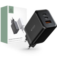 Czarna ładowarka sieciowa Tech-Protect C65W z trzema portami USB-C i USB-A, ustawiona obok opakowania z nadrukiem produktu, widok w perspektywie izometrycznej.