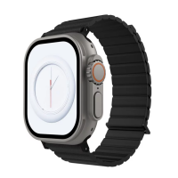 Czarny pasek JCPAL FlexDuo do Apple Watch 44-49mm o prążkowanej fakturze, zamontowany na tytanowej kopercie zegarka z widocznym cyfrowym tarczowym interfejsem.