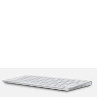 Bezprzewodowa klawiatura Apple Magic Keyboard w układzie portugalskim, widoczna z boku pod niskim kątem, prezentująca smukły profil i białe klawisze.