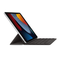 Czarne etui Smart Keyboard Folio Apple do iPada 9. generacji w widoku z boku, z ustawionym tabletem w pozycji do pisania na klawiaturze.
