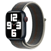 Apple Watch w kopercie w kolorze północ z cyfrową tarczą, wyposażony w szarą opaskę sportową z pomarańczowym akcentem, widok z boku na cyfrową koronkę.