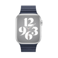 Srebrny Apple Watch z niebieskim skórzanym paskiem o fakturze skóry, widok od frontu z tarczą zegarka wyświetlającą duże cyfry 3, 6, 9 oraz 12.