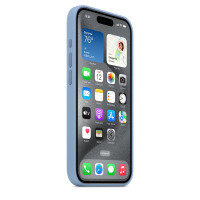 Silikonowe etui Apple MagSafe w kolorze zimowy błękit założone na iPhone 15 Pro, widok z ukosa prezentujący przyciski boczne oraz ekran z ikonami aplikacji.