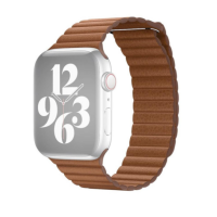 Brązowy skórzany pasek Apple do zegarka Apple Watch 45mm w rozmiarze M, zapięty na srebrnej kopercie z tarczą typu California, widok z profilu.