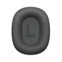 Czarne poduszki nauszne Apple do słuchawek AirPods Max z widocznym oznaczeniem litery L na wewnętrznej siatkowej tkaninie, ujęcie z perspektywy wnętrza.