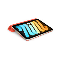 Pomarańczowe etui Apple Smart Folio do iPad Mini 6, ustawione w pozycji podstawki, z widocznym ekranem tabletu wyświetlającym kolorowy napis mini.