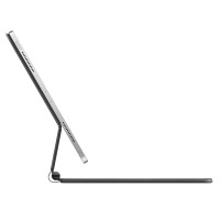 Czarna klawiatura Magic Keyboard Apple do iPada Pro 11 w widoku z boku, ukazująca magnetyczne zawieszenie tabletu oraz zintegrowany port USB-C w zawiasie.