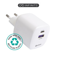 Biała ładowarka sieciowa eStuff z portami USB-C 67W i USB-A 65W, logo Infinite oraz okrągła naklejka informująca o wykonaniu w 100% z plastiku z recyklingu.