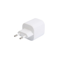Biała ładowarka sieciowa eStuff Home Charger z dwoma portami USB-C i USB-A, widoczna w ujęciu z boku z wyeksponowaną europejską wtyczką zasilającą.