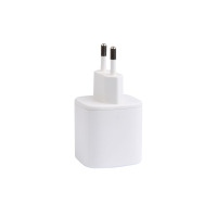 Biała ładowarka sieciowa eStuff Home Charger o mocy 67W z dwoma portami USB-C i USB-A, widok z profilu na wtyczkę typu europejskiego oraz obudowę.