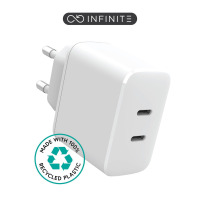 Biała ładowarka sieciowa eSTUFF INFINITE USB-C 35W z dwoma portami, wtyczką europejską oraz logotypem Made with 100% Recycled Plastic na białym tle.