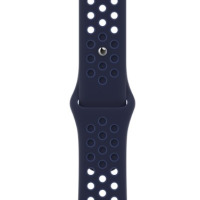 Granatowy silikonowy pasek Nike do Apple Watch w kolorze Midnight Navy i Mystic Navy z charakterystyczną perforacją i metalowym zapięciem typu pin.