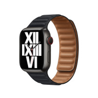 Apple Watch z czarnym paskiem z karbowanej skóry w kolorze północ, widok z boku na kopertę z cyfrową tarczą z rzymskimi cyframi i charakterystyczną koronką.