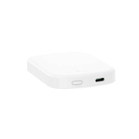 Biały powerbank Crong MagSpot Ultra Slim z magnetycznym mocowaniem MagSafe do iPhone, ukazany pod kątem z widocznym portem USB-C oraz przyciskiem zasilania.