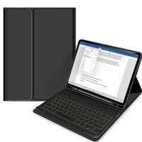 Czarne etui Tech-Protect SC z klawiaturą do iPad Pro 11, obok złożone etui oraz tablet z otwartym edytorem tekstu i rysikiem umieszczonym w uchwycie.